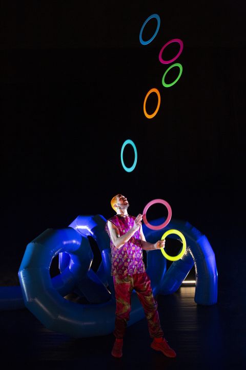 Rīgas cirks piedāvā: žonglēšanas izrāde 